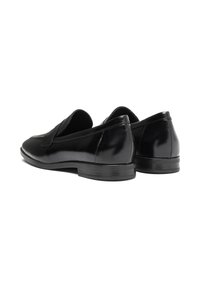 Mustad musta nahast loafers, sädelev viimistlus, ümar varvas, peened õmbluse detailid ja madal kummist tald.