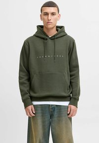 Olivgrüner Kapuzenpullover mit Fronttasche, verstellbarem Kordelzug an der Kapuze und weißem "JACK & JONES"-Logo. Weicher Stoff mit lässigem Schnitt.