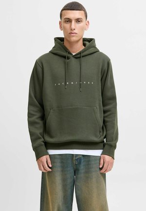Olive roheline kapuutsiga sviiter, millel on eestasku, reguleeritav nööri kapuuts ja valge "JACK & JONES" logo. Pehme kangas ja mugav lõige.