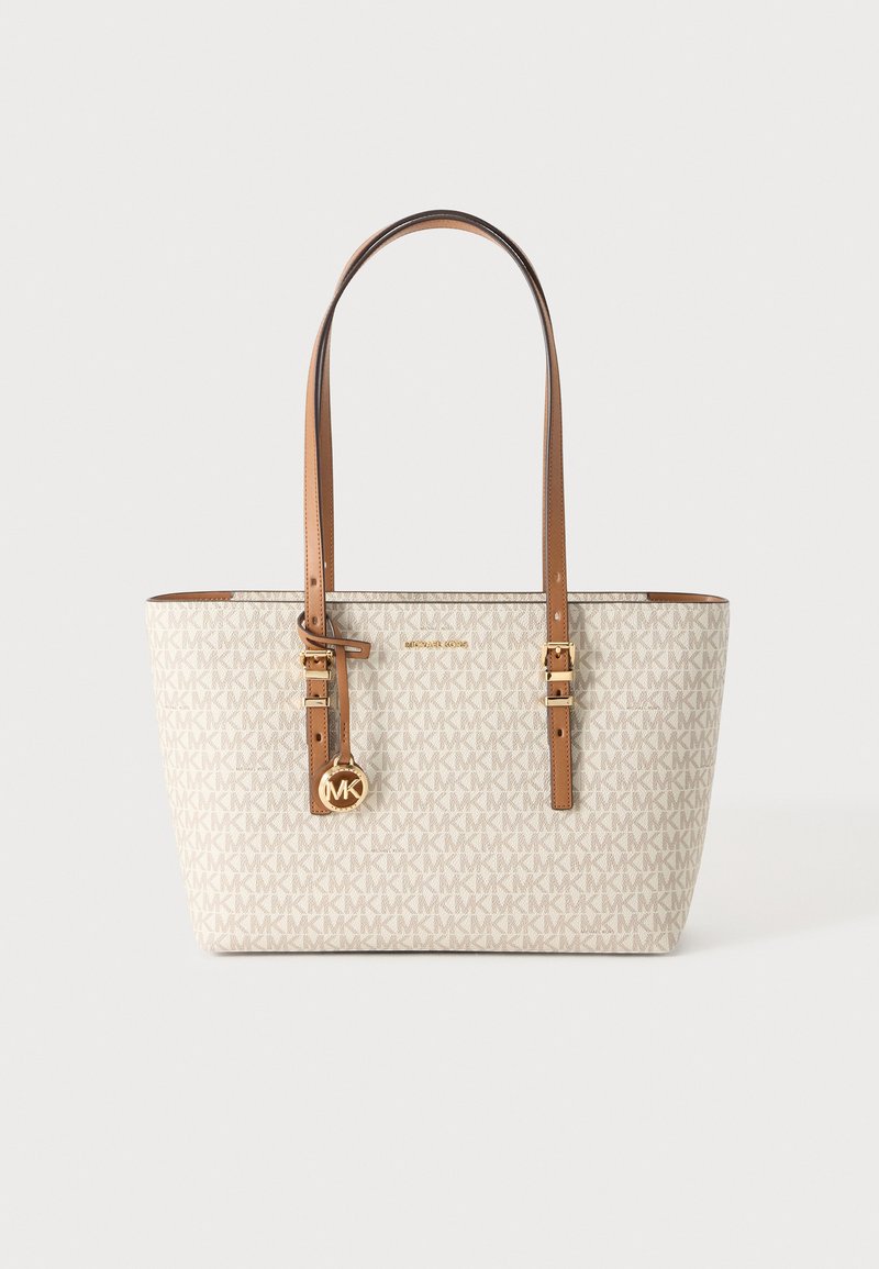 Sac fourre-tout beige et marron avec longues anses, motif de logo répétitif sur toute la surface, breloque logo en métal doré et détails de boucles sur les sangles.