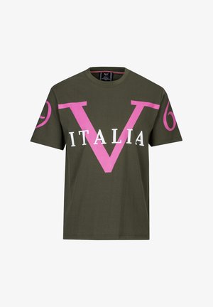 Olijfgroene katoenen T-shirt met grote roze "V" en "ITALIA" tekst, met een klein roze "6" op de linkermouw. Korte mouwen, ronde hals.