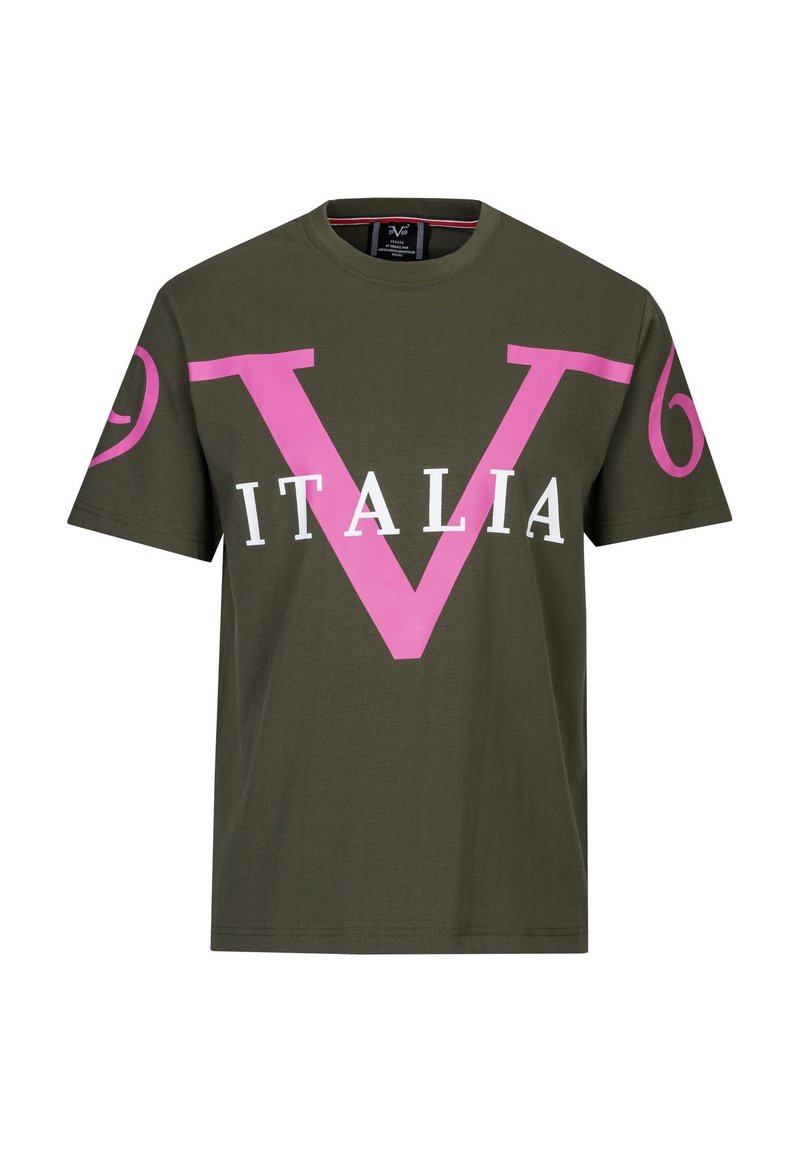 Olijfgroene katoenen T-shirt met grote roze "V" en "ITALIA" tekst, met een klein roze "6" op de linkermouw. Korte mouwen, ronde hals.