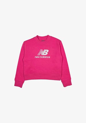 Sudadera corta rosa hecha de una mezcla de algodón, con cuello y puños acanalados. En el frente se muestra el logo blanco de "new balance" y acentos en el diseño.