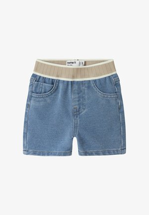 Short en jean bleu clair pour tout-petit avec taille élastique beige et poches avant, étiquette de taille visible à l'intérieur de la ceinture.