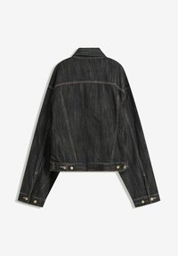 Schwarze Jeansjacke mit kontrastierenden Nähten, geknöpften Manschetten und verstellbaren Seitenteilen, von hinten auf einem weißen Hintergrund gezeigt.