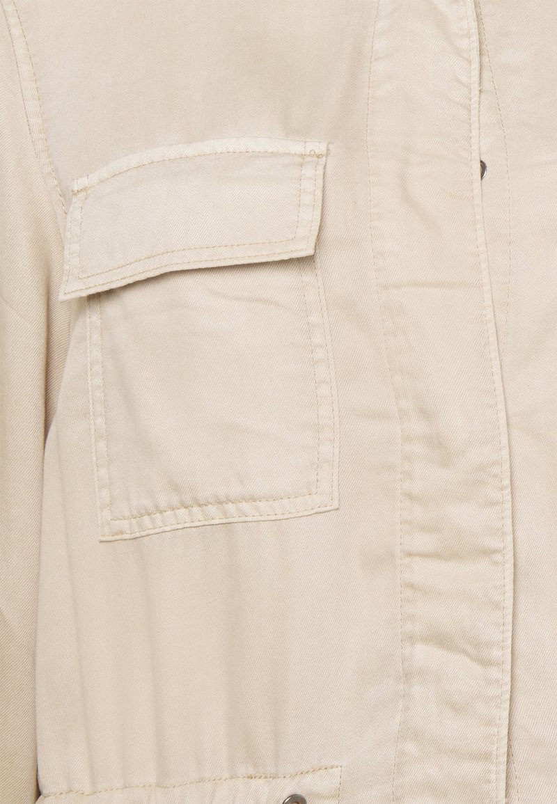 Damen Leichte Jacken | ONLY Carmakoma CARKENYA LIFE UTILITY JACKET Leichte Jacke silver/sand - RO27159 Damen Leichte Jacken | ONLY Carmakoma CARKENYA LIFE UTILITY JACKET Leichte Jacke silver/sand - RO27159