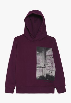 Ciemnofioletowa bluza z kapturem z czarno-szarym nadrukiem kortów do koszykówki po prawej stronie z przodu.