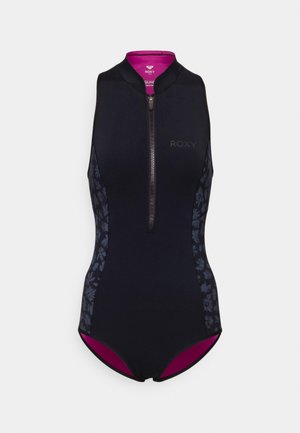 Zwarte wetsuit met een hoge kraag, voorkant rits en bloemenpatroon aan de zijkanten. Interieur heeft een contrasterende roze voering.