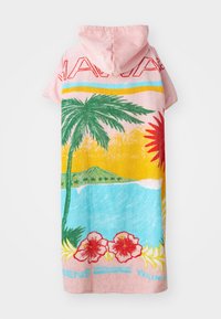 Toalla con capucha que presenta un vibrante estampado tropical con palmeras, flores y una escena de playa. Principalmente rosa con acentos multicolores.