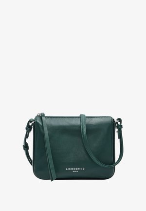 Sac bandoulière en cuir vert foncé avec une sangle réglable et une fermeture éclair argentée, arborant le logo "Liebeskind Berlin" sur le devant.