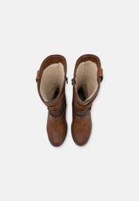 Bottines en cuir marron avec une doublure intérieure douce. Comprennent des sangles décoratives, des accents en métal et un design à bout rond.
