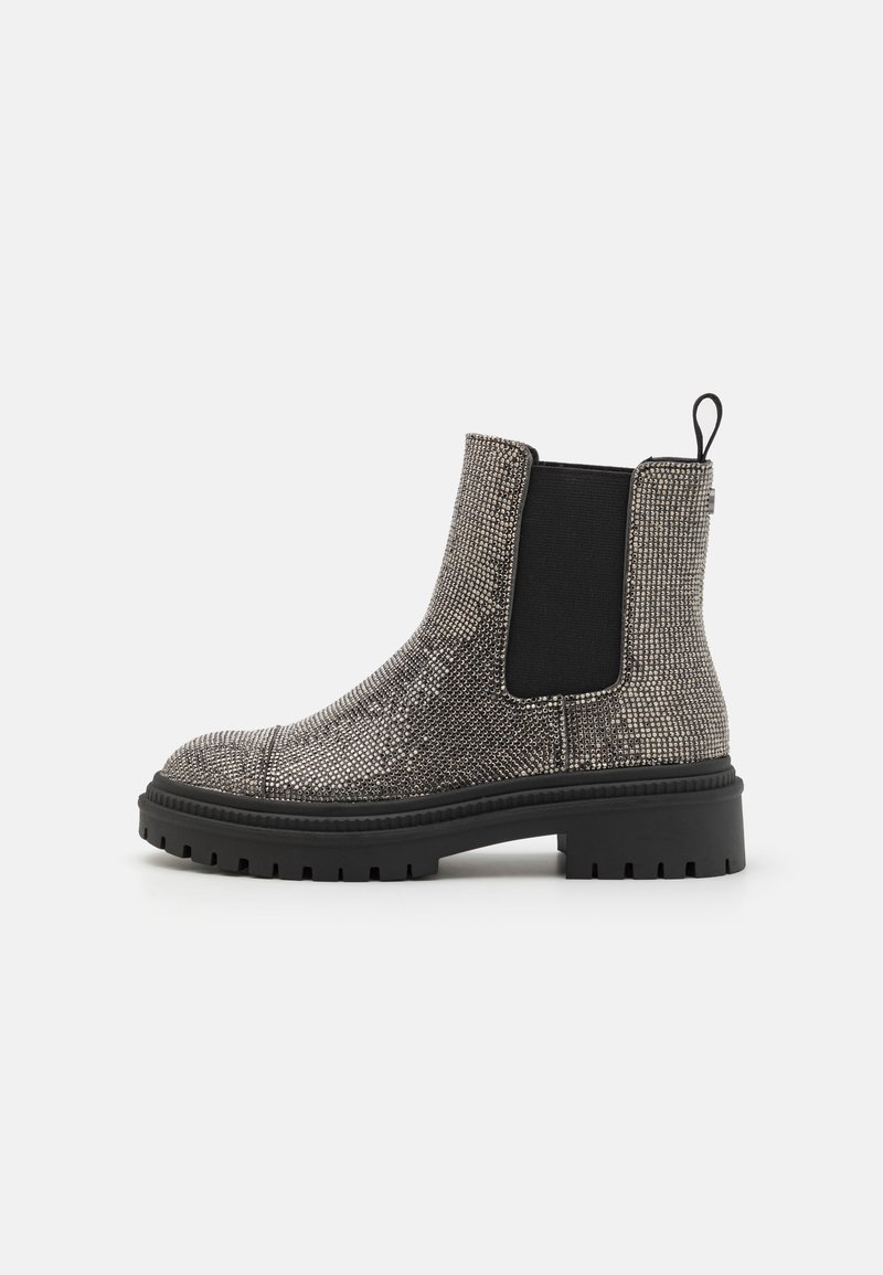Bottines Chelsea en argent métallisé avec une tige texturée, des panneaux élastiques noirs sur les côtés et une semelle épaisse noire. Tirant en boucle à l'arrière.