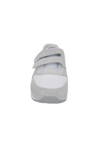 Sneaker grigia con accenti bianchi, caratterizzata da una texture in pelle liscia e camoscio, doppi cinturini in Velcro e linguetta imbottita per il massimo comfort.