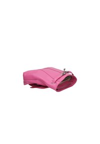 Roze leren tas met een gestructureerde afwerking, voorzien van een klep-sluiting en zilverkleurige hardware accenten. Compact rechthoekig formaat met licht gebogen randen.
