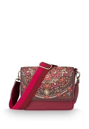 Rode leren crossbodytas met bloemrijke borduursels op de klep en brede verstelbare rode schouderband met gouden accessoires.
