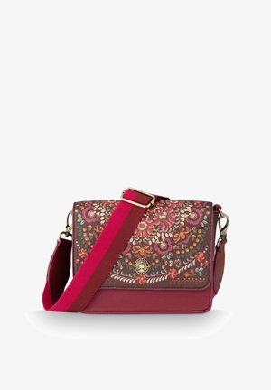 Rode leren crossbodytas met bloemrijke borduursels op de klep en brede verstelbare rode schouderband met gouden accessoires.