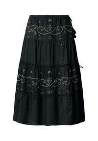 Črna večplastna krilo s srebrnim cvetličnim vezenjem in detajli iz flisijev, z nabranim pasom in stranskimi trakovi z resicami.