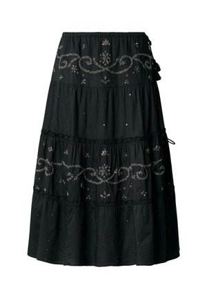 Zwarte rokje met meerdere lagen, versierd met zilveren bloemenborduurwerk en pailletten, voorzien van een geplooide tailleband en zijwaartse kwastjes.