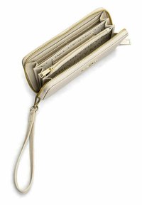 Portefeuille beige zippé avec des finitions dorées, plusieurs emplacements pour cartes et une sangle de poignet. Il présente un intérieur texturé avec un motif de logo.