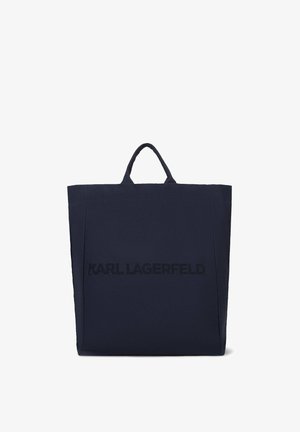 Schwarze Tragetasche mit kurzen Griffen und "KARL LAGERFELD" Logo, das in passenden schwarzen Buchstaben quer über die Mitte der Vorderseite gedruckt ist.