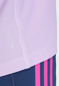 Svijetloplavi, prozračni mrežasti materijal s oznakom "climacool", prikazan uz tamnoplave kratke hlače s snažnim ružičastim vertikalnim prugama.