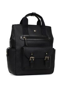 Zaino in pelle nera con superficie testurizzata, doppie maniglie superiori, tasca frontale con zip e tasca a patta con chiusura a fibbia.