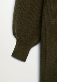 Manche de pull en tricot vert olive texturé avec un poignet côtelé, présentant un tissu doux et épais ainsi qu'une silhouette ajustée.