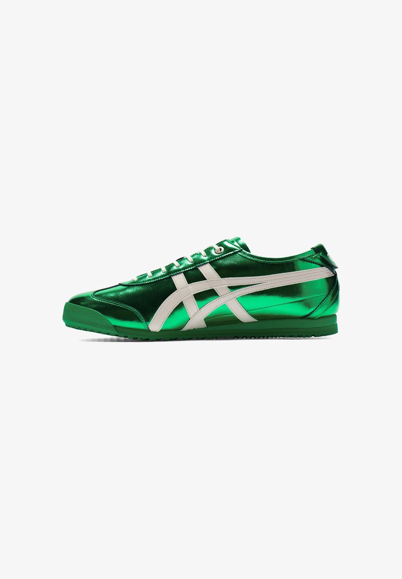 Zielone satynowe sneakersy z białymi akcentami, niskoprofilowe, zaokrąglony czubek, sznurowana konstrukcja i teksturowana podeszwa. Elegancka i błyszcząca powierzchnia.