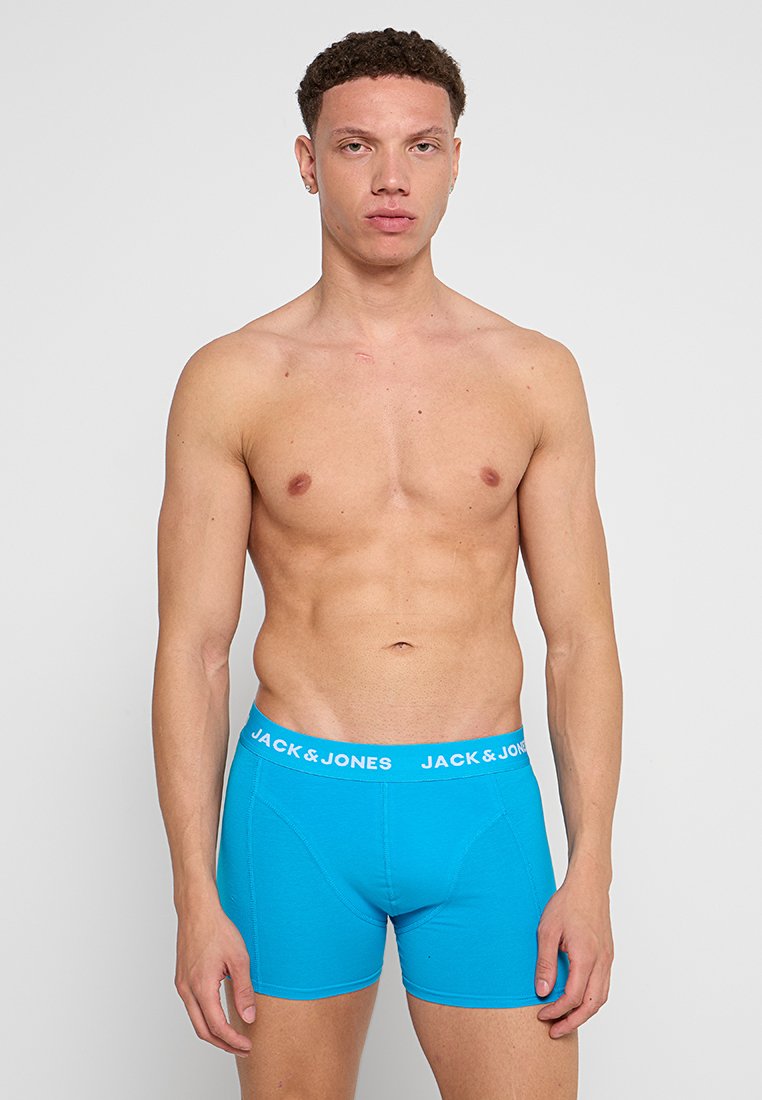 Boxer brevi turchesi con un elastico bianco in vita che presenta il marchio "JACK & JONES". Tessuto morbido, design aderente, taglio di lunghezza media.
