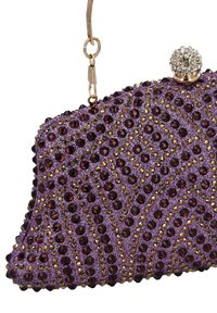 Lila csillogó borítéktáska arany és sötét drágakövekkel díszítve, díszes kapoccsal és rövid láncpánttal.