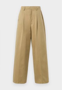 Pantaloni larghi color khaki realizzati in tessuto misto cotone, con frontale piatto, pieghe, chiusura a bottone e una finitura liscia.