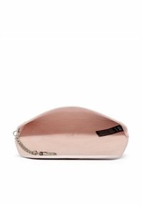 Różowy woreczek z materiału o gładkiej teksturze, z metalowym łańcuszkiem i zamkiem błyskawicznym, otwarty, aby pokazać minimalistyczny design wnętrza.