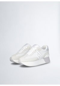 Sneaker bianche con un mix di materiali in rete e camoscio, punta arrotondata, suola spessa e accenti argentati sul logo e sul tallone.