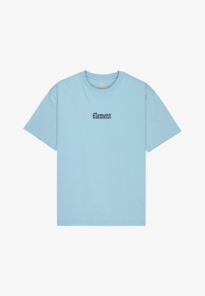 Lichtblauw katoenen t-shirt met korte mouwen en ronde hals, met zwarte tekst "Element" op de voorkant. Glad textuur, casual ontwerp.
