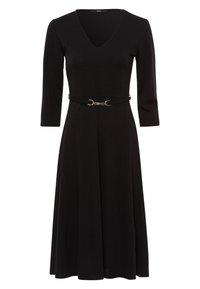 Robe noire longueur genou avec manches trois-quarts, col en V et ceinture fine avec boucle argentée à la taille.
