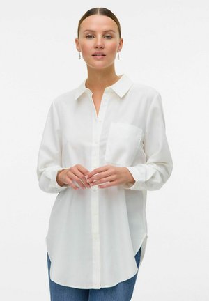 Chemise blanche à boutons avec col, manches longues et poche poitrine ; tissu léger et lisse avec une coupe légèrement ample.