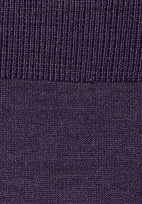 Tessuto viola scuro con una texture a costine visibili e sezioni lisce, che creano un aspetto morbido e coeso. Ideale per abbigliamento o tessuti.