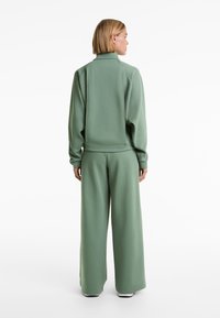 OYSHO PIQUÉ WITH COTTON AND POCKETS - Lehká bunda - green