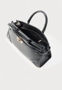 Μαύρη δερμάτινη τσάντα χειρός με δομημένο σχεδιασμό, διαθέτει φερμουάρ, χρυσαφί μεταλλικά στοιχεία και δύο κοντά χερούλια. Εσωτερικά έχει υφασμάτινη επένδυση.