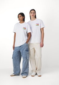 Tommy Jeans TJM REG SUMMER FLAG TEE EXT - Camiseta estampada - white