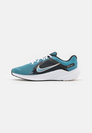 Blauer und schwarzer Nike-Laufschuh mit weißer Sohle und Schnürsenkeln, Seitenansicht mit großem silbernem Nike-Swoosh-Logo und atmungsaktivem Mesh-Obermaterial.