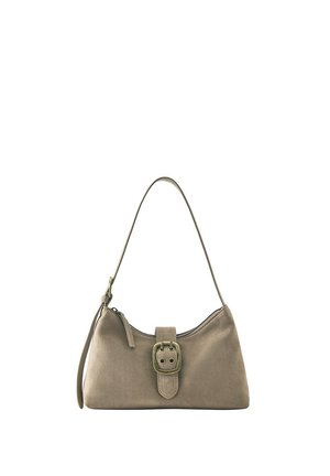 Petit sac à main taupe avec une bandoulière simple, fermeture éclair supérieure et détail décoratif de boucle à l'avant sur fond blanc uni.