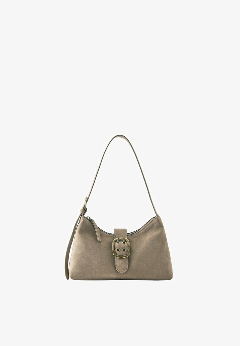 Petit sac à main taupe avec une bandoulière simple, fermeture éclair supérieure et détail décoratif de boucle à l'avant sur fond blanc uni.
