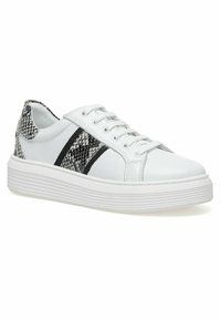 Baskets blanches en cuir avec un motif de serpent noir et blanc texturé. Bout arrondi et semelle striée pour une meilleure adhérence.