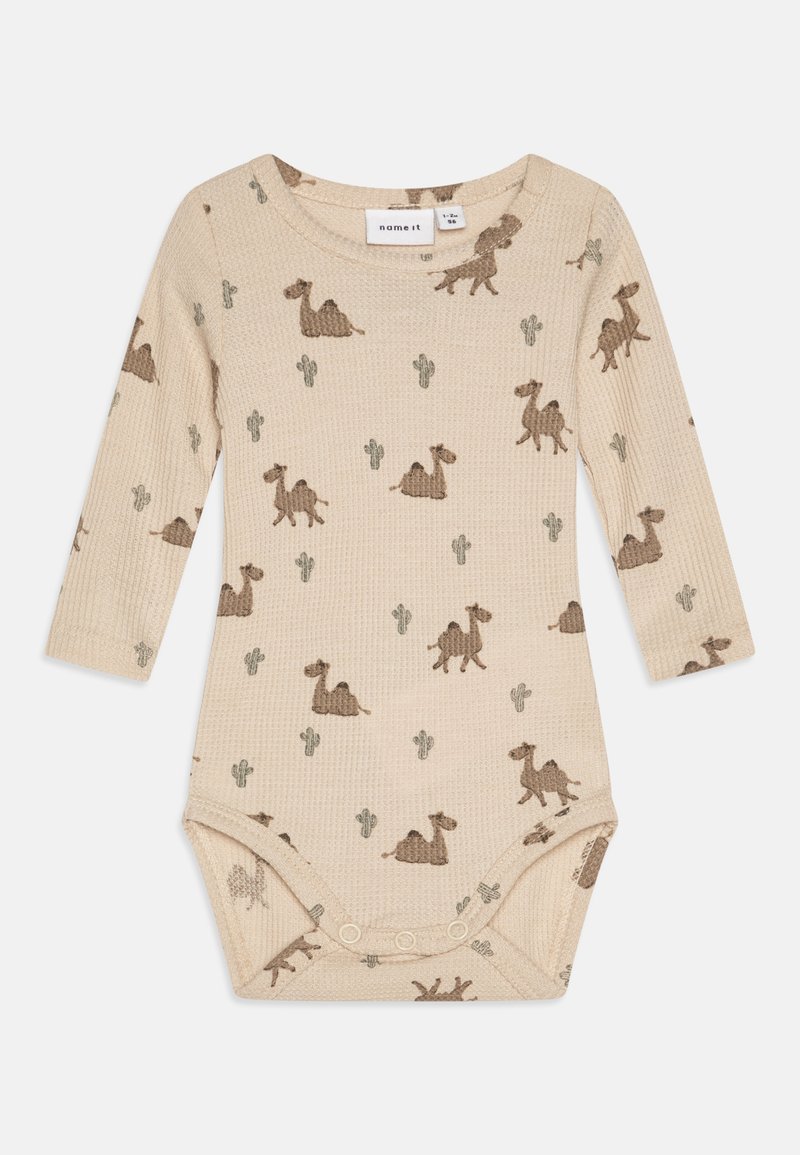 Bebis bodi dugih rukava u bež vafel pletenju, s uzorcima smešnog kamila i kaktusa u smešnim bojama. Dugme za zatvaranje na dnu za lakše oblačenje.