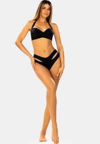 Czarny strój bikini w zestawie, składający się z skręconego topu bandeau na ramiączkach oraz wysokich majtek z wycięciami. Gładka tekstura materiału.