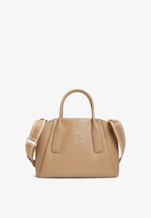 Beige Lederhandtasche mit zwei oberen Griffen, abnehmbarem gestreiftem Schulterriemen und goldenem "TH"-Logo mittig vorne.
