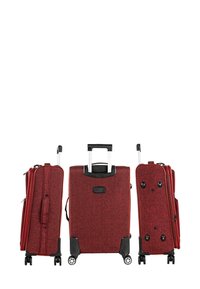 Juego de equipaje de tela roja con superficie texturizada, asa retráctil y cuatro ruedas. Cuenta con compartimentos con cremallera y detalles contrastantes en negro.