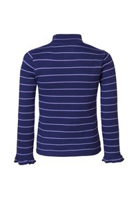 Marinblus med ribbad struktur och lila horisontella ränder, med en hög krage och volangärmar. Normal passform med långa ärmar.