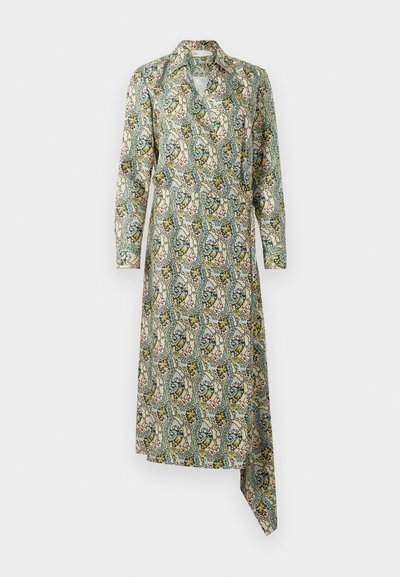 Dolga obleka s kragnico iz lahkega materiala, okrašena s cvetličnim paisley vzorcem v zeleni, rumeni in modri barvi, z naklonom na robu.